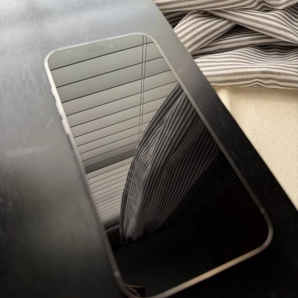 White iphone 16 Pro Max Unlocked - Picture 2 of 6